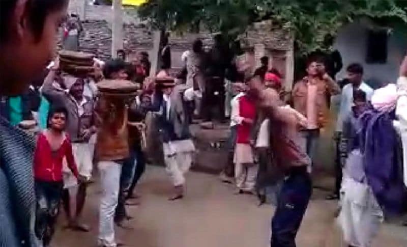 बता दें कि राजपुरा गांव की ऐसी पहली कोई अंतिम यात्रा थी जिसमें पुरुषों के साथ महिलाएं और बच्चे शामिल थे। आखिर में शव यात्रा गांव के मंदिर पर ले जाई गई। जहां यह बदंर रहता था, विधि-विधान से वहां उसकी पूजा की गई, इसके बाद उसका अंतिम संस्कार कर दिया गया।