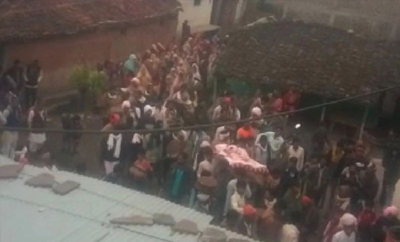 बंदर का इस गांव हर परिवार से गहरा लगाव था। वह जिस घर में जाता था लोग उसे मेहमानों की तरह भोजन कराते थे। वह किसी का नुकसान नहीं करता था, बच्चों को भी उससे कोई डर नहीं लगता था। इसलिए ग्रामीणों को उससे आत्मीय जुड़वा हो गया।
