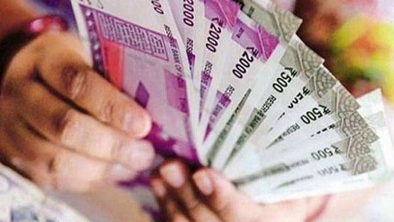 जानकारी के मुताबिक, श्रम मंत्रालय (Labor Ministry) ने फाइनेंस मिनिस्ट्री को 2019-20 के लिए EPF में एक बार में 8.5 फीसदी का ब्याज देने का प्रस्ताव भेजा है। यह प्रस्ताव इसी महीने भेजा गया है। (फाइल फोटो)