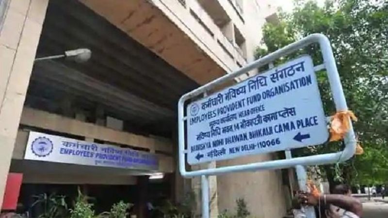 खाते में पैसा आया या नहीं, इसकी जानकारी पीएफ खाताधारक यूएएन पोर्टल पर मिस्ड कॉल देकर जान सकते हैं। इसके लिए अपने रजिस्टर्ड मोबाइल नंबर से 011-22901406 पर मिस्ड कॉल देना होगा। (फाइल फोटो)