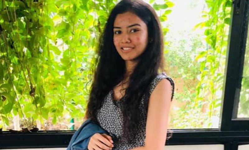 अहमदाबाद के सिविल अस्पताल में नर्स रिंकू भावसार भी इस पीपीई किट समस्या से जूझ रही हैं। उनके पूरे बदन में खुजली और पीसने के चलते एलर्जी हो गई है। उनका कहना है कि डबल लेयर का किट पहनने से पसीना बहुत आता है। घबराहट होती है ऐसा लगता है कि इसके उतार कर फेंक दो, लेकिन क्या करें चाहकर भी इसे नहीं उतार सकते हैं।