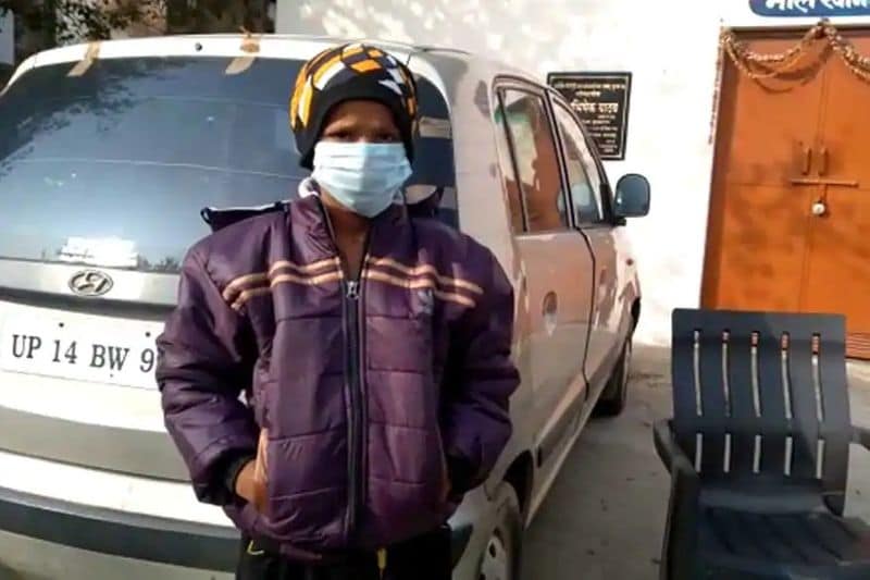 अंकित रात होने पर फुटपाथ को अपना बिस्तर बनाकर एक चादर में सर्दी से बचने का प्रयास करता है। उसी चादर में अंकित का साथी डैनी भी उसके साथ सो जाता है। कई दिन पहले ली गई इस तस्वीर के वायरल होने के बाद एसएसपी अभिषेक यादव ने बच्चे को ढूंढने के लिए पुलिस टीम लगाई तो बच्चे को पुलिस ने शहर से बरामद कर लिया।
