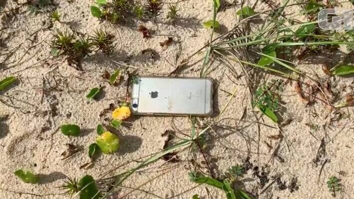 Man Drops iPhone From Plane. It Survives the fall Man Drops iPhone From Plane. It Survives the fall