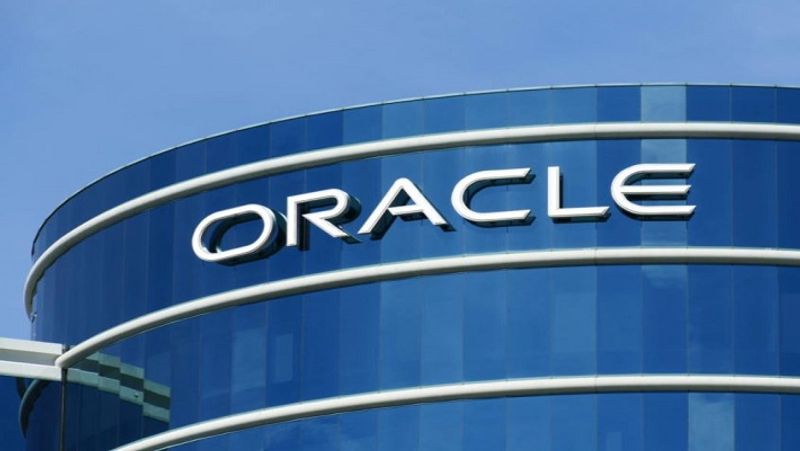 ओरेकल (Oracle) ने भी देश के कई आईआईटी से स्टूडेट्स को हायर किया है। जानकारी के मुताबिक, ओरेकल माइक्रोसॉफ्ट से कम पैकेज दे रही है, लेकिन सब मिला कर यह कंपनी भी 1 करोड़ से ज्यादा का ही पैकेज ऑफर कर रही है।