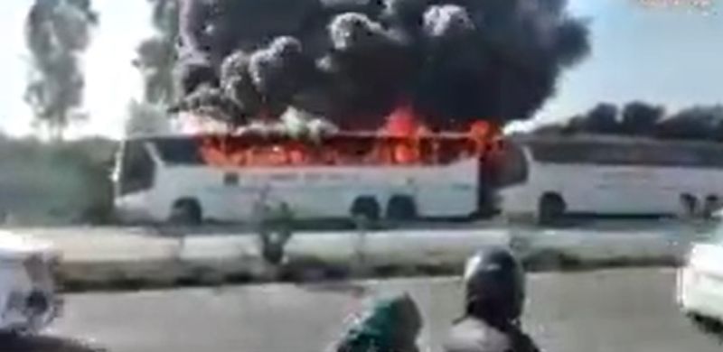 बताते हैं कि जब तक दमकल वाहन मौके पर पहुंचा, तब तक तीनों बसें जलकर राख हो गईं। अगर आग पेट्रोल पंप तक पहुंचती तो बड़ा हादसा हो सकता था।
