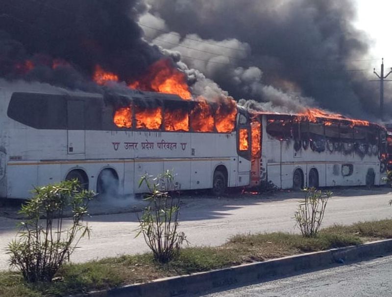 परिवहन निगम के अधिकारियों का कहना है कि ये तीनों बसें अनुबंध के रुप में चलाने के लिए मंगाई गई थी। बताते हैं कि निगम प्रबंधन ने मुंबई के एक ऑपरेटर को 32 लग्जरी बसों का संचालन करने का आदेश दिया था। लेकिन बाद में प्रॉफिट को लेकर दोनों में विवाद हो गया तो यह मामला कोर्ट तक पहुंच गया था।
