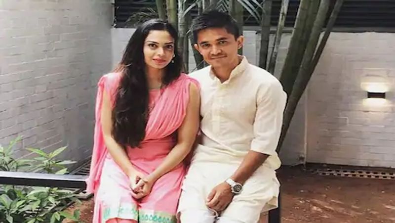 फुटबॉल के साथ-साथ सुनील की लव लाइफ भी काफी दिलचस्प रही है। बहुत कम लोग ये जानते हैं कि सुनील को 18 साल की उम्र में ही अपनी कोच की बेटी से प्यार हो गया था।