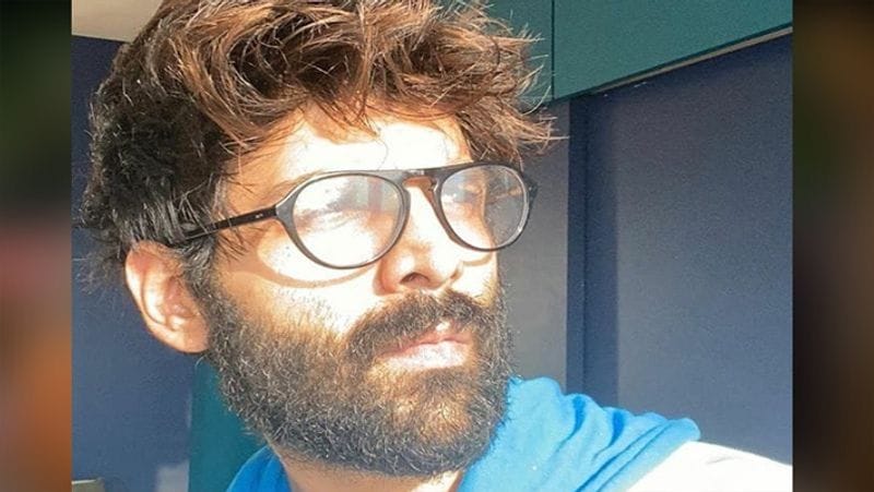 कार्तिक आर्यन की भी दाढ़ी के साथ बाल काफी बढ़ गए थे। उन्होंने इंस्टाग्राम पर अपनी फोटो शेयर की थी।