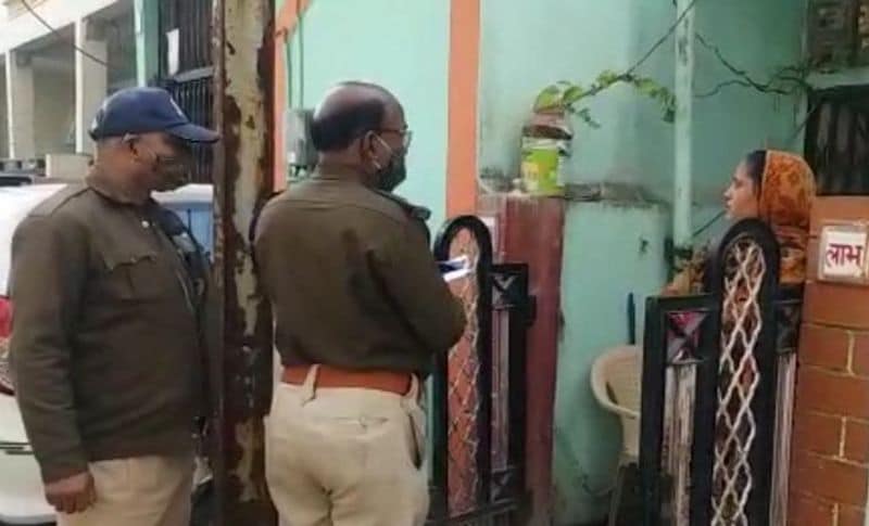 मामले का पता उस दौरान चला जब उनका बेटा पास में रह रहे दादा-दादी के पास से अपने घर आया। जैसे ही उसने कमरे का दरवाजा खोला तो वह मम्मी-पापा को खून से लथपथ देख चीखने लगा। चीख की आवाज सुन परिजन और पड़ोसिया दौड़कर वहां पर पहुंचे। प्रारंभिक जानकारी अनुसार हत्या पारिवारिक विवाद के चलते होना बताई जा रही है। पुलिस आसपास सीसीटीवी कैमरे और अन्य जानकारी जुटा रही है।