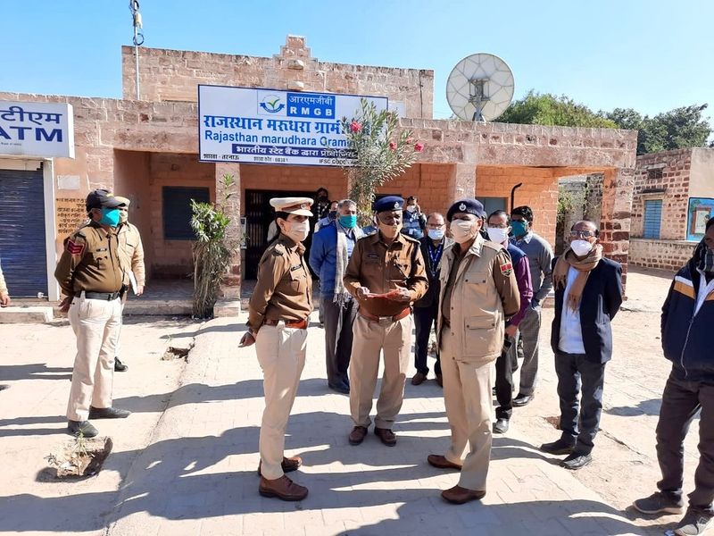 प्रत्यक्षदर्शियों के मुताबिक लूट के दौरान बदमाश बैंक में लाए लोगों से भी रुपए छीन कर ले गए। लुटेरों की उम्र करीब 20 से 25 साल के बीच बताई जा रही है। बदमाश लूट को अंजाम देने बाद सभी को एक कमरे में बंद कर फरार हो गए।