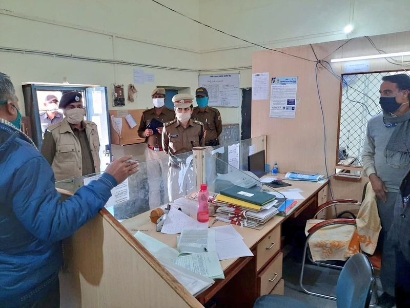 बदमाशों ने पुलिस जैसी जैकेट पहन रखी थी। बंदूक की नोक पर बैंक मैनेजर को उसके कैबिन से बाहर निकाल बाकी स्टाफ और लोगों के साथ एक कमरे में बंद कर दिया।
