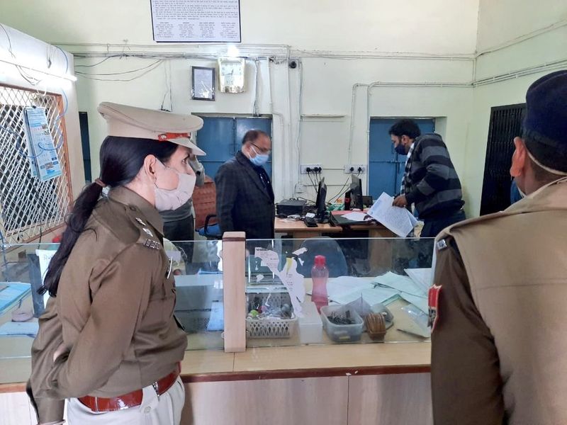 एक बदमाश ने उन सभी को भी गन प्वाइंट पर ले लिया। इसके बाद बदमाश सीधे कैशियर के पास गए और वहां कैश में रखे हुए 20,30,125 रुपए लूटकर भाग गए। घटना की जानकारी मिलने के बाद जायल आलाधिकारी मौके पर पहुंचे।
