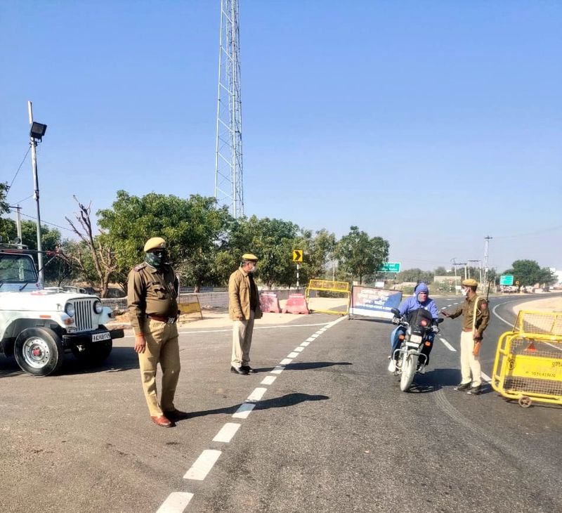 एसपी श्वेता धनखड़ भी घटना स्थल पर पहुंची। ग्राहकों और बैंक मैनेजर से घटना के संबंध में पूछताछ की। सीसीटीवी फुटेज को भी देखा। साथ ही अधिकारियों को जरूरी दिशा-निर्देश भी दी। वहीं, घटना के बाद नाकेबंदी कर जगह-जगह तलाशी ली जा रही है।