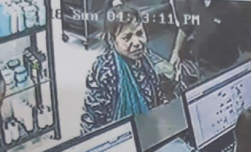 मुनमुन एक बार में कम से कम 10 से 20 लाख रुपए से कम के गहने या कैस नहीं चुराती थी। वह देश के बड़े-बड़े शॉपिंग माल में लोगों के बैग चलते-चलते साफ कर देती थी। मुंबई पुलिस को हाथ कुछ दिन पहले महिला का एक सीसीटीवी वीडियो मिला था। जिसमें वह चोरी करते हुई दिखाई दी थी। बाद में जब इसकी जानकारी लगाई गई तो पता चला कि वह बेंगलुरु में रहती है। 
