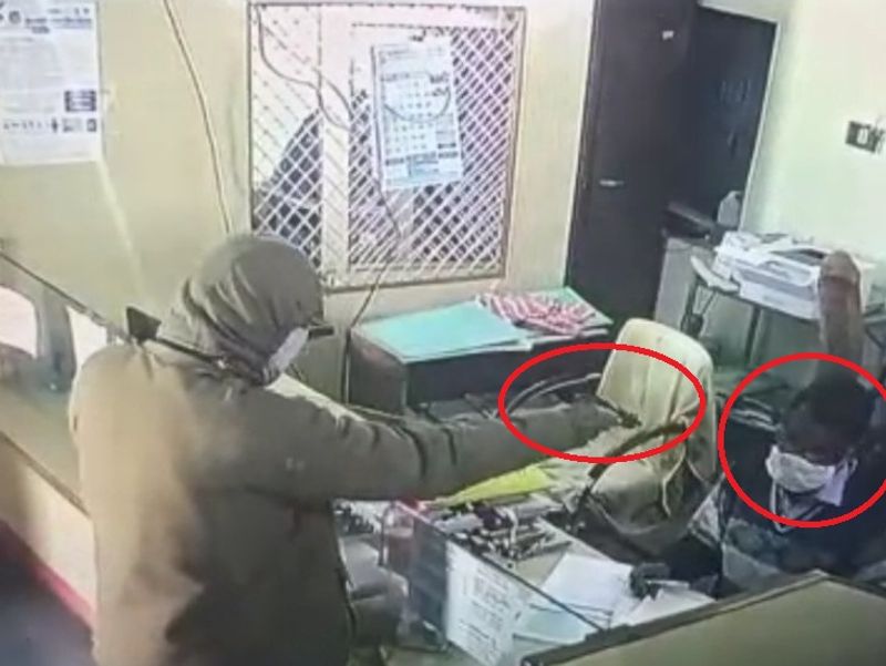 राजस्थानः 20 मिनट में 20.30 लाख की डकैती
पुलिस की जैकेट में आज तीन बदमाशों ने बड़े वारदात को अंजाम दिया है। जायल स्थित तरनाऊ गांव स्थित राजस्थान ग्रामीण मरुधर बैंक के मैनेजर को गन प्वाइंट में बंधक बना लिया। इसके बाद 20 मिनट में बैंक से 20,30,125 रुपए लूट ले गए। वारदात बैंक में लगे सीसीटीवी में कैद हो गई। वारदात की पूरी घटना सीसीटीवी में कैद हो गई है। जिसमें फुटेज में साफ दिख रहा है कि बैंक में मैनेजर सहित कुछ अन्य कर्मचारी और ग्राहक थे। बदमाश सीधे मैनेजर के केबिन में पहुंच गए। वहां मैनेजर भंवरलाल बैठे हुए थे। वह कुछ समझ पाते इससे पहले ही बदमाशों ने उन पर बंदूक तान दी।