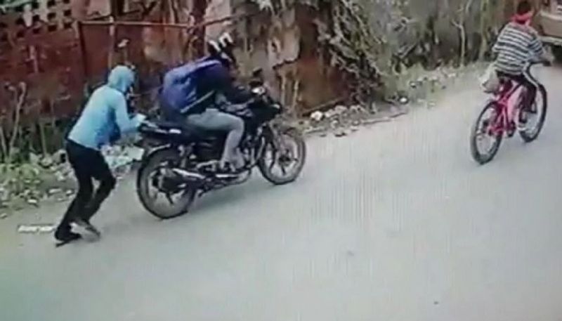 बदमाशों की बाइक हो गई थी खराब हुई, धक्का मारकर ले गए
पुलिस को ग्वालियर रोड का सीसीटीवी फुटेज मिला है। इसमें बदमाशों की बाइक खराब है। दो बदमाश बाइक से जा रहे थे। एक ने पिट्ठू बैग टांग रखा है। इसी में बैंक से लूटे गए 56.94 लाख रुपए थे। दूसरा बदमाश पीछे बैठा था। बाइक के खराब होने पर पीछे बैठे बदमाश ने धक्का लगाया। बैंक के पास एक फुटेज में बाइक पर दो बदमाश नजर आए हैं। यह भी साफ हुआ है कि डकैती के दौरान एक बदमाश 