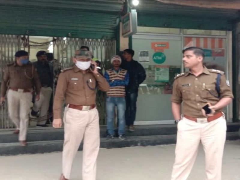 बिहारः 4 मिनट में 6.65 लाख की डकैती
बेगूसराय में वीरपुर के लक्ष्मीपुर सरौंजा स्थित आईडीबीआई बैंक में 6 लाख 65 हजार 570 रुपए की डकैती हुई थी। बैंक मैनेजर ओमप्रकाश ने बताया कि रोजाना की तरह बुधवार को भी बैंक का काम-काज चल रहा था। दोपहर पौने तीन बजे 2 नकाबपोश अपराधी निकासी पर्ची लेने के लिए बढ़े। तभी, तीसरा अपराधी बैंक के अंदर घुसा और हवाई फायरिंग कर दी। इसी दौरान एक और अपराधी अंदर घुस गया। इनमें से एक ने कैशियर को हथियार दिखाते हुए खींचकर बाहर निकाल दिया। इसके बाद हथियार के बल पर लॉकर में रखे 6 लाख 65 हजार 570 रुपए लूट ले गए।