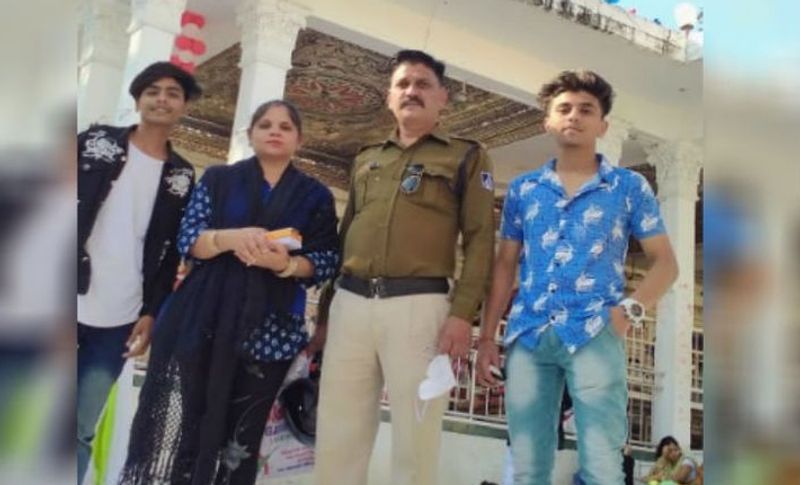 एरोड्रम थाना पुलिस ने इस मामले में दो युवकों को चिह्नित किया है। लेकिन उनको पुलिस ने अभी गिरफ्तार नहीं किया है। चिह्नित किए इन दो युवकों में से एक मृतक आरक्षक ज्योति प्रसाद की बेटी का दोस्त है, जिसका नाम डीजे बताया जा रहा है। पड़ोसियों का एक युवक के बारे में कहना कि दोनों की दोस्ती को लेकर आरक्षक ने विरोध किया था। लेकिन बेटी इसके बाद भी उससे मिलती रही। इसके अलावा पुलिस को एक लेटर भी मिला है। जिसमें बेटी ने पिता पर कई तरह के आरोप लगाए हैं। इस लिहाज से बेटी पर ही शक है कि कहीं उसने हो तो नहीं अपने माता-पिता को मरवा डाला हो