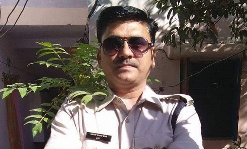 पुलिस को घटनास्थल से दो मोबाइल फोन मिले हैं। जिसमें बेटी ने अपना एक मोबाइल पहले बंद कर दिया था, वहीं दूसरे से अपने दोस्त को मैसेज किया था। जिसमें बार-बार यह लिखा गया था कि तुम्हारे माता-पिता को देखना कुछ पता नहीं चले। इसमें से एक मोबाइल टूटा हुआ है।