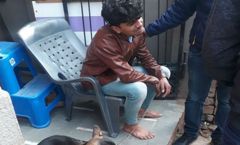 पुलिस ने आरक्षक ज्योति प्रसाद शर्मा के नाबालिग बेटे और उसके दोस्तों से भी इस मामले में बात की। तो उन्होंने डीजे नाम के युवक का नाम बताया था। जिससे मृतक की बेटी की दोस्ती थी। पुलिस ने जब डीजे के घर पर दबिश दी तो वह पहले ही भाग निकला। साथ ही अपना मोबाइल बंद कर लिया। इसलिए पुलिस को शक है कि कहीं बेटी ने अपने इसी दोस्त के साथ मिलकर वारदात को अंजाम दिया होगा।
