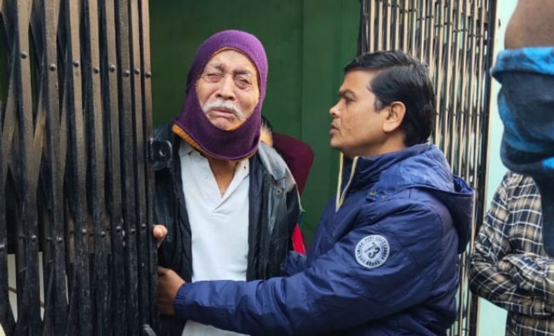 पुलिस को सिपाही के पिता हरिप्रसाद ने बताया कि उनकी पोती सुबह 4 बजे कुत्ता घुमाने निकली थी। मैंने उसको टोकना चाहा कि इतनी ठंड में कुत्ता क्यों घुमा रही है। लेकिन फिर वह जाकर सो गए। वहीं मृतक के किराएदार का कहना है कि मुझे सुबह करीब 5 बजे किसी के चीखने की आवाज सुनाई दी थी। फिर मैंने सोचा कि यूं ही आपसी पारिवारिक विवाद हो रहा होगा। प्रारंभिक तौर पर पुलिस की शक की सुई पुलिसकर्मी की 15 साल की बेटी और उसके दोस्तों की ओर घूम रही है।