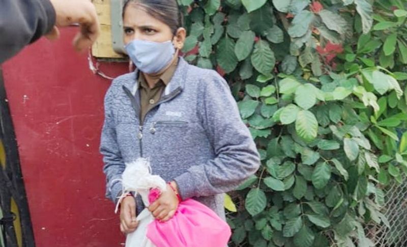  पुलिस आसपास सीसीटीवी कैमरे और अन्य जानकारी जुटा रही है। पुलिस घर से सबूत के रूप में जब्त सामान लेकर जाती हुई।