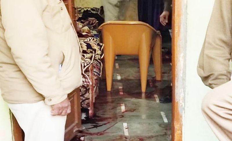 पुलिसकर्मी ज्योति प्रसाद शर्मा व उनकी पत्नी नीलम की लाश यहीं पर मिली थी। तस्वीर में आप देख सकते हैं कि किस तरह से खून से सना था पूरा कमरा।
