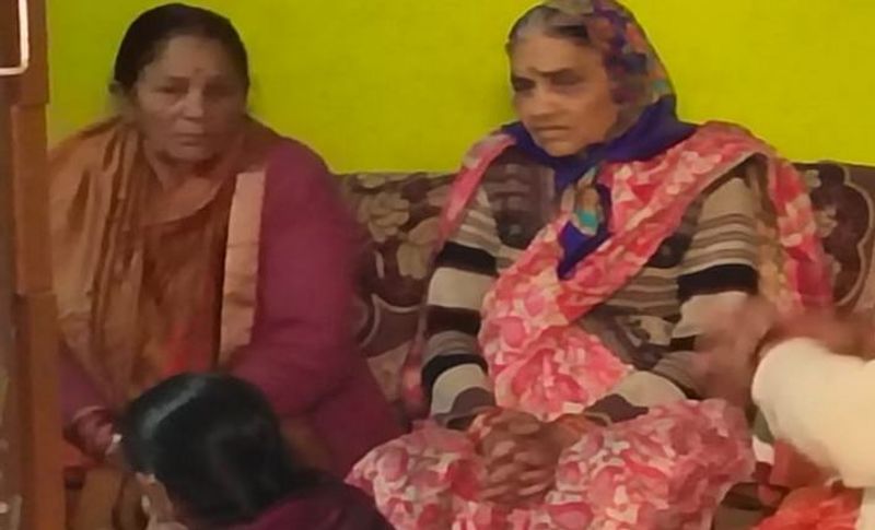 हत्या के बाद मातम मनाते हुए मृतक सिपाही के परिजन, इसके अलावा वह बेटी को खोजते रहे, लेकिन उसका कहीं कोई पता नहीं चला।