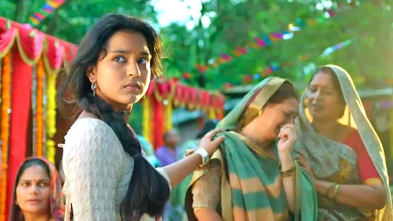 इमली :
स्टार प्लस के इस नए सीरियल इमली (Imlie) ने भी दर्शकों के दिलों में अपनी जगह बना ली है। 16 नवंबर से शुरू हुआ यह सीरियल इस हफ्ते टॉप- 3 में शामिल हो गया है। पिछले हफ्ते यह चौथी पायदान पर था। इस सीरियल में एक ग्रामीण लड़की और एक शहर के लड़के की कहानी है। सीरियल में अभिनेता गश्मीर महाजनी और एक्ट्रेस सुमबुल तौकीर प्रमुख भूमिकाओं में हैं। 
