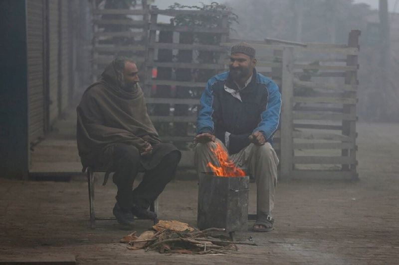 बिहार में भी भीषण ठंड का अहसास हुआ। उत्तर पश्चिमी दिशा से आ रही बर्फीली हवाओं की चुभन घरों के भीतर भी महसूस हुई। बादल छंटने के साथ ही उत्तर-पश्चिमी दिशा से आ रही बर्फीली हवाओं ने पटना, गया सहित सूबे के कई शहरों में कनकनी बढ़ा दी है।
