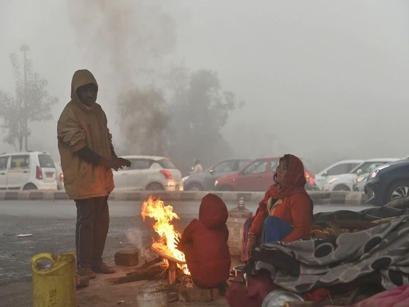 दिल्ली में सर्दी में भारी गिरावट दर्ज की गई है। मौसम विभाग ने बताया कि आज न्यूनतम तापमान 3.5 डिग्री सेल्सियस पर पहुंच गया। माना जा रहा है कि यहां 3 डिग्री सेल्सियस तक पारा गिर सकता है।