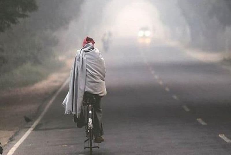 पहाड़ों पर बर्फबारी के चलते यूपी का मैदानी इलाका शीतलहर की चपेट में है। कंपकंपाती ठंड से बरेली और मेरठ का हाल सबसे बुरा है। बरेली में 3.3 डिग्री सेल्सियस तक पारा गिरा। वहीं, लखनऊ में आज सुबह तामपान 5 डिग्री सेल्सियस दर्ज किया गया। 
