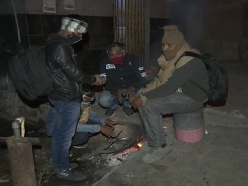 हिमाचल प्रदेश में मनाली समेत कई इलाकों में तापमान शून्य से नीचे चला गया। पंजाब में भी ठंड काफी बढ़ गई है। पंजाब और हरियाणा में शीतलहर का प्रकोप जारी है। आज यानी भी कंपकंपाने वाली ठंड है।
