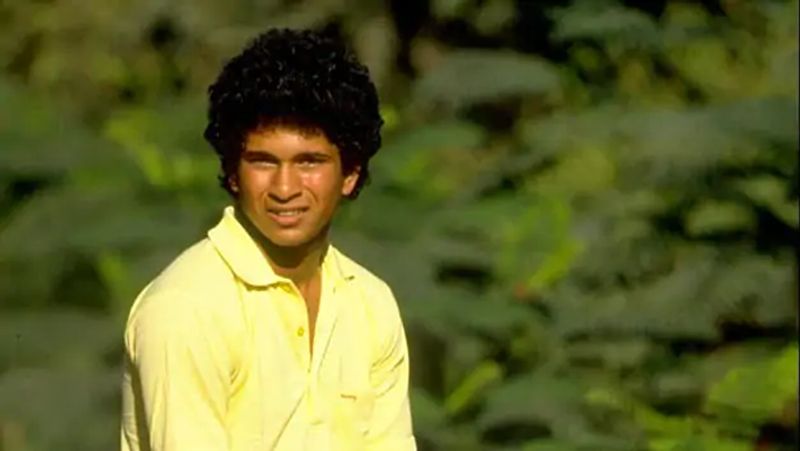 जी हां, 18 दिसंबर 1989 को ही सचिन तेंदुलकर ने पाकिस्तान के खिलाफ अपना पहला डेब्यू मैच खेला था। 16 साल की उम्र में छोटे से कद का खिलाड़ी 74 नंबर की कैप पहनकर अपना वनडे डेब्यू करने आया, तो सभी की निगाहें उनपर टिकीं थी। 