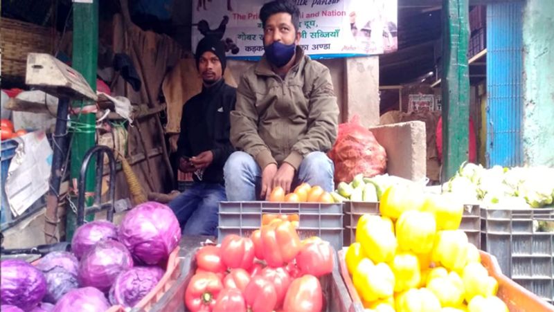 आप सोच रहे होंगे की धोनी के खेत की सब्जी तो बहुत महंगी होंगी? लेकिन आपको बता दें कि यहां पर मार्केट से बहुत कम रेट में सब्जियां मिल रही है। बाजार में 30-40 रुपए की मिलने वाली गोभी धोनी के फार्म से 10 रुपए प्रति किलो में बेची जा रही है। वहीं ऑर्गनिक टमाटर भी मात्र 30 रुपए प्रति किलो में बिक रहा है।