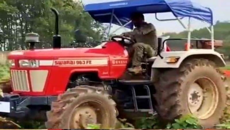 फार्म पर काम करने वाले लोगों का कहना है कि जल्द ही बाजार में मटर, स्ट्रॉबेरी और कड़कनाथ अंडा भी धोनी के फार्म से उपलब्ध करवाया जाएगा। पूरे फार्म से लेकर बाजार के आउटलेट पर खुद धोनी ही नजर रख रहे हैं।