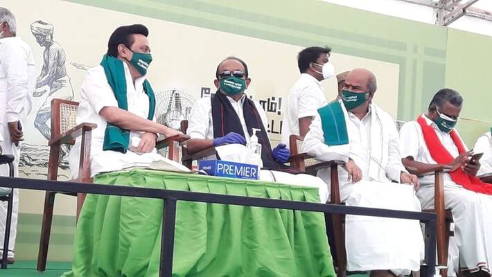 Green strip, green mask, Stalin on the battlefield ... DMK alliance parties are fasting in violation of the ban. Green strip, green mask, Stalin on the battlefield ... DMK alliance parties are fasting in violation of the ban.