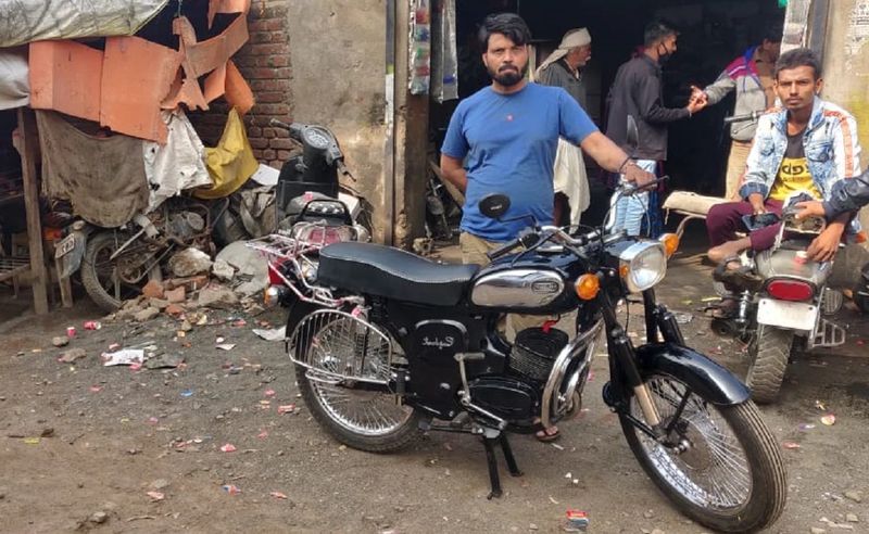 गोपल ने एक राजदूत के पुराने ढांचे से ढाई महीने में उन्होंने राजदूत चलाने का सपना पूरा कर लिया। जिसे देखकर सभी हैरान हो गए।
