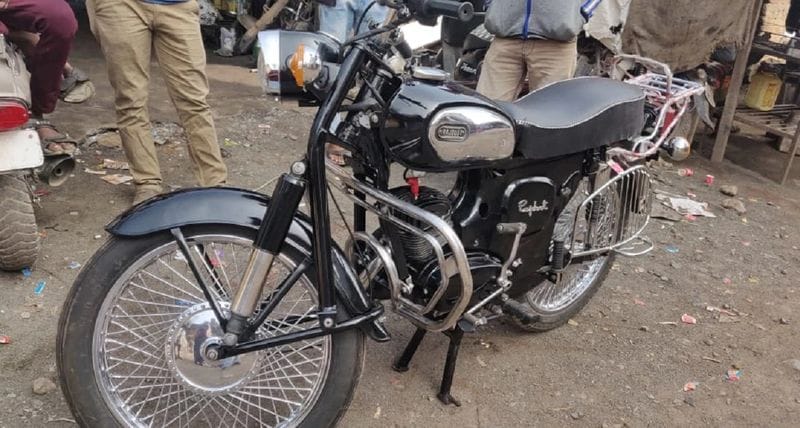 मैकेनिक गोपाल उर्फ बंटी ने बताया कि राजदूत को कंपनी ने 37 साल पहले बनाना बंद कर चुकी है। ऐसे में अब इस राजदूत को लोग दूर-दूर से देखने पहुंच रहे हैं।
