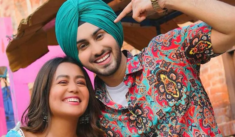 नेहा और रोहनप्रीत की पहली मुलाकात पहली बार 'नेहू दा व्याह' म्यूजिक एलबम के सेट पर हुई थी। इसी दौरान दोनों को एक दूसरे से प्यार हो गया और लॉकडाउन में बात आगे बढ़ी थी।

