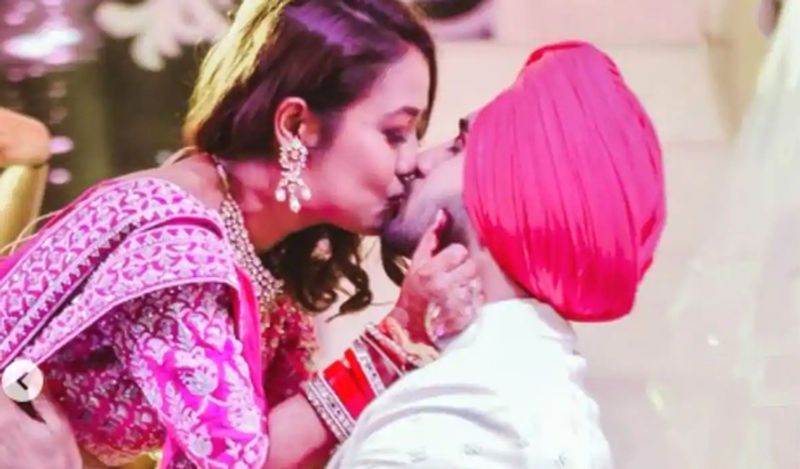 रोहनप्रीत पहली ही बार में नेहा को बहुत क्यूट लगे थे तो वहीं रोहन नेहा की अच्छाई पर फिदा थे। शादी के बाद नेहा कक्कड़ हनीमून के लिए दुबई रवाना हो गए थे। जहां से उनकी कई तस्वीरें सामने आई थीं।
