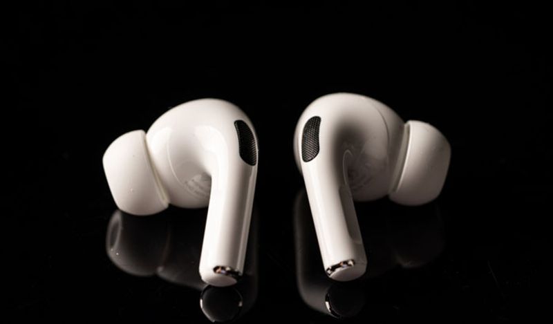 एपल ने अगले साल तक AirPods Pro Lite लाने की बात कही है। इसका लुक बिलकुल AirPods Pro जैसा होगा। लेकिन इसमें कुछ फीचर्स घटा दिए जाएंगे जिस वजह से इनके दाम AirPods Pro से काफी कम हो जाएंगे। 