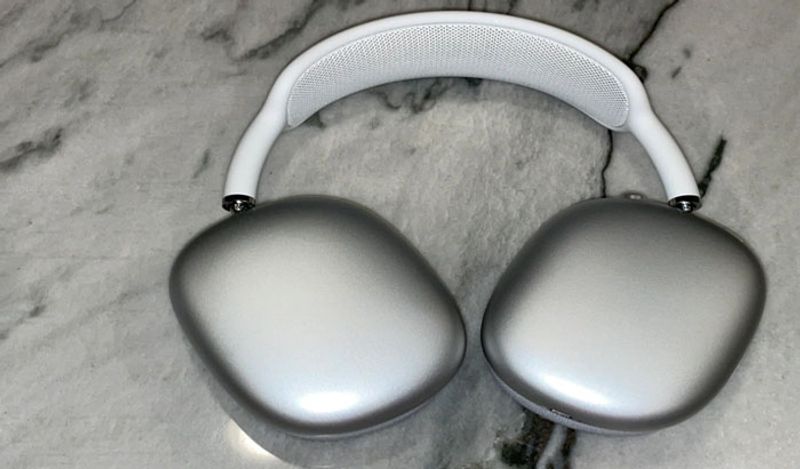 हाल ही में एपल ने मार्केट में AirPods Max लांच किया था। ये ओवर द इयर हेडफोन्स हैं। बात अगर इसकी कीमत की करें तो भारत में ये 60 हजार रूपये में मिलेगी। इतनी कीमत की वजह से इसे भारत के मार्केट में ज्यादा ग्राहक नहीं मिल पा रहे हैं। 