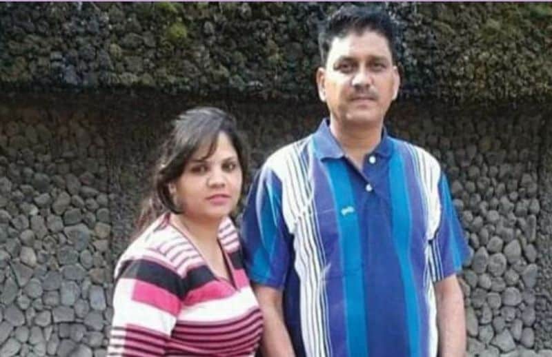पूछताछ में यह बात सामने आई कि पहले मां का मुंह दबाया और हत्या कर दी। आवाज सुन गहरी नींद में सो रहे पिता की आंख खुली तो प्रेमी डीजे ने उनपर भी हमला कर दिया। चिल्लाने की आवाज होने पर बात को मैनेज करने के लिए बेटी दौड़कर बाहर आई और कुत्ते को लेकर गेट के सामने ही लेकर टहलने लगी। 