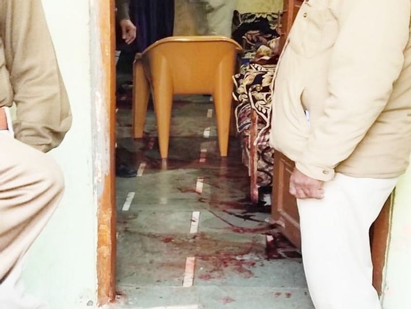 मीडिया रिपोर्ट्स के मुताबिक बेटी ने प्रेमी के साथ मिलकर प्लानिंग पहले की कर ली गई थी। भाई दादा के पास सोने चला गया तो बेटी ने प्रेमी को बुला लिया था। साथ ही कुत्ते को लेकर बाहर निकल गई थी। प्रेमी घर के भीतर घुस गया तो बेटी ने कुत्ते को गेट पर बांधकर भीतर गई। 