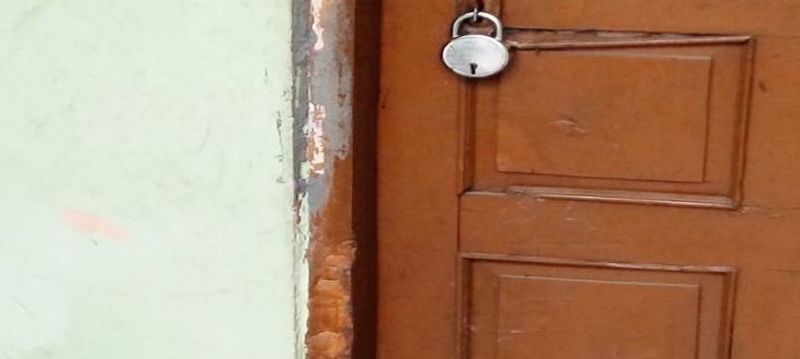 बाहर आए पड़ोसियों ने चिल्लाने का कारण पूछा तो बेटी ने कह दिया दोनों लड़ रहे हैं। हत्या करने के बाद डीजे का इशारा पाते ही बेटी भीतर गई और उसके बाद दोनों वहां से भाग निकले। भाई के वापस घर आने पर वारदात की जानकारी हुई। उसने पत्थर से गेट का ताला तोड़ा और पुलिस को सूचना दी।