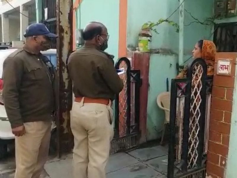मां-बाप को मारने के बाद बेटी अपने प्रेमी के साथ दो पहिया वाहन से यहां से रवाना हो गई। लेकिन, रास्ते में मोबाइल ऑन करते ही पुलिस ने दोनों को ट्रेस कर गिरफ्तार कर लिया। पुलिस ने घटना के रिवाइज किया तो यह बात पुख्ता हो गई कि इन्होंने पहले मां को मारा था। क्योंकि घटना में जहां पुलिस को एक शव पलंग पर और एक जमीन पर पड़ा हुआ मिला था।