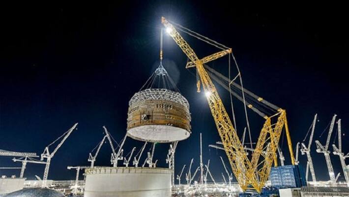 820-foot-tall world's largest crane completes its biggest ever lift, pics surface - bsb 820-foot-tall world's largest crane completes its biggest ever lift, pics surface - bsb