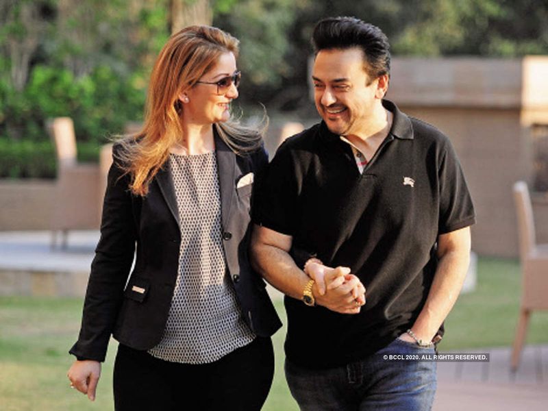 अदनान की डाइट (Adnan Sami Weight Loss Diet)
अदनान ने एक विशेषज्ञ से सलाह ली। अपने आहार पर ध्यान देना शुरू किया, जो वजन घटाने और फिटनेस का एक जरूरी हिस्सा रहा है। उनके आहार में बहुत सारे कार्ब्स, चीनी और फैट भी शामिल थे। उनके पोषण विशेषज्ञ ने उन्हें कम-कैलोरी वाले खाने के स्वस्थ आहार पर रखा। अससे उन्हें अस्वस्थ आहार को बाहर निकालने में मदद मिली। उन्हें अपने आहार से चीनी भी हटानी पड़ी। एक स्वस्थ प्रोटीन आहार का सेवन करना पड़ा और उनकी जंक फूड खाने की आदतों को भी बदलना पड़ा।
