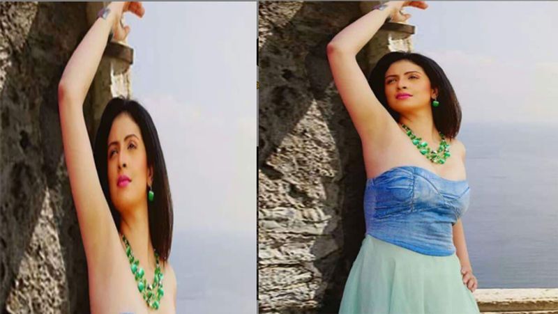 सोशल मीडिया पर हसीन जहां के बोल्ड फोटोज की भरमार है। हालांकि अपने बोल्ड लुक के लिए हसीन जहां को कई बार ट्रोल भी होना पड़ता है। 
